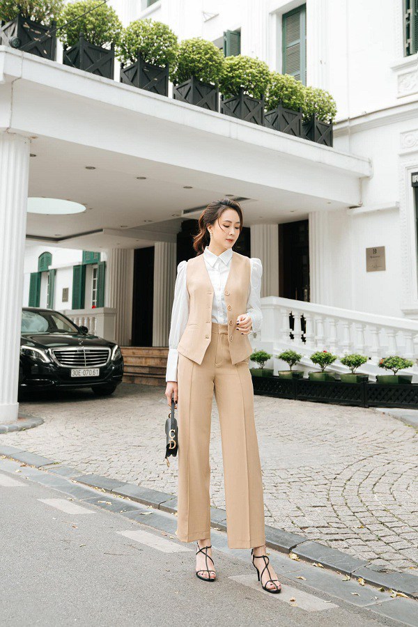 Cô gái phối áo vest gile với quần jeans phong cách street style