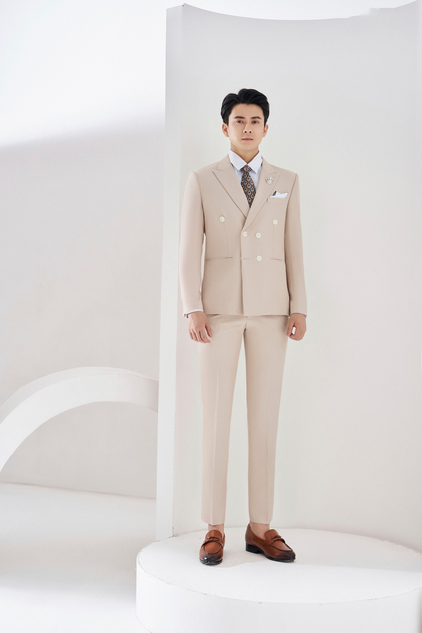 Suit cưới nam màu be sang trọng và hiện đại