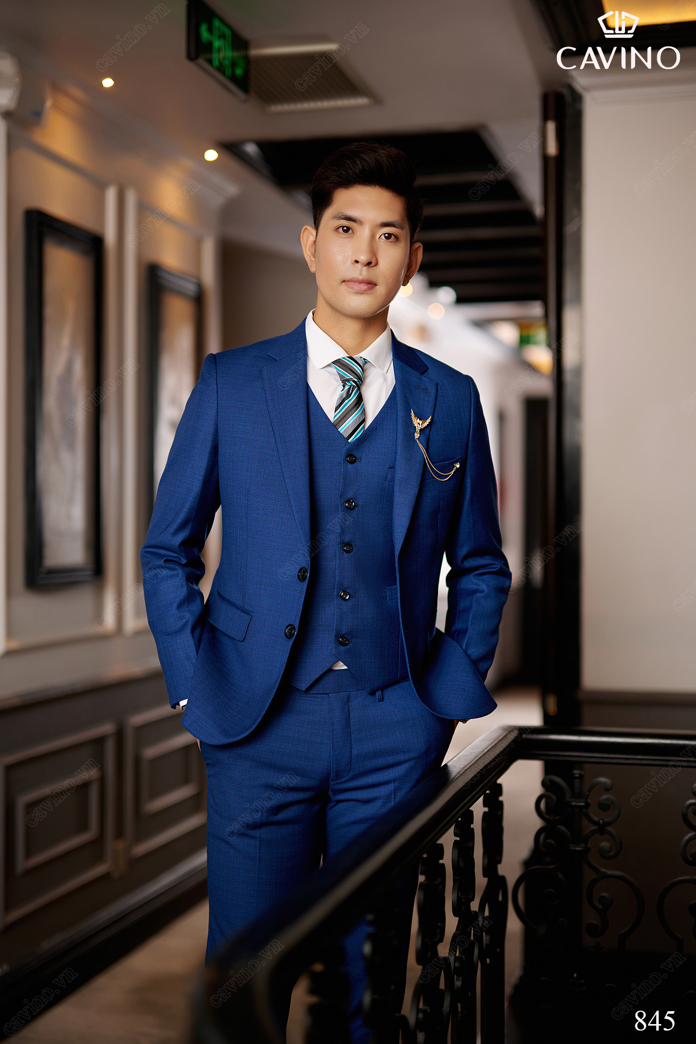 Nam công sở mặc vest xanh navy phối sơ mi trắng