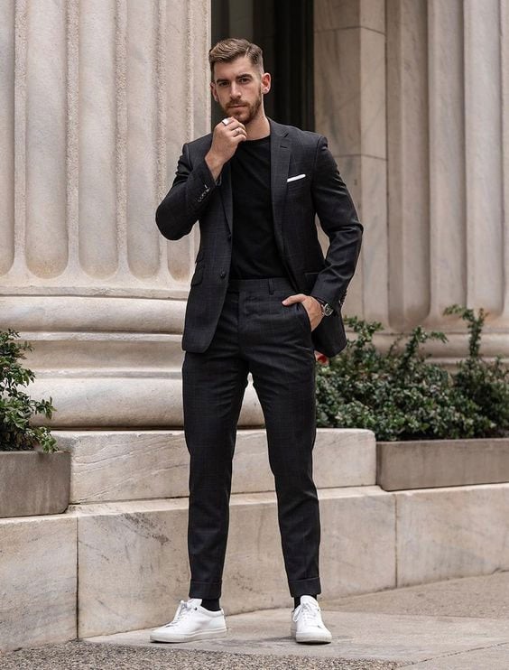Vest nam hiện đại mix cùng sneaker trong street style