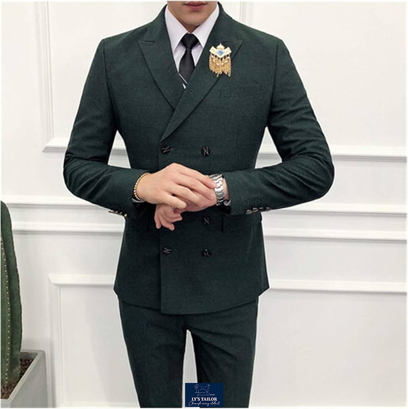 Áo vest chú rể màu beige phối cùng giày nâu trong tiệc cưới ngoài trời
