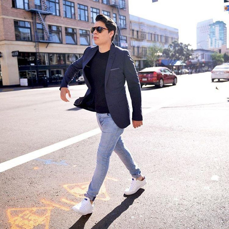 Vest đen nam phối cùng quần jeans và sneaker trong phong cách street style
