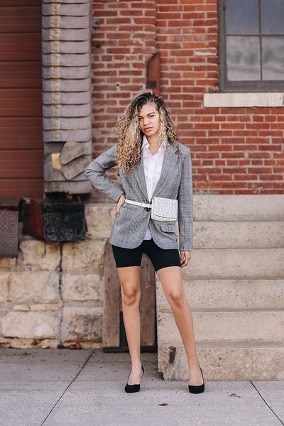 Cô gái diện vest đen oversize cùng quần short biker tạo phong cách cá tính