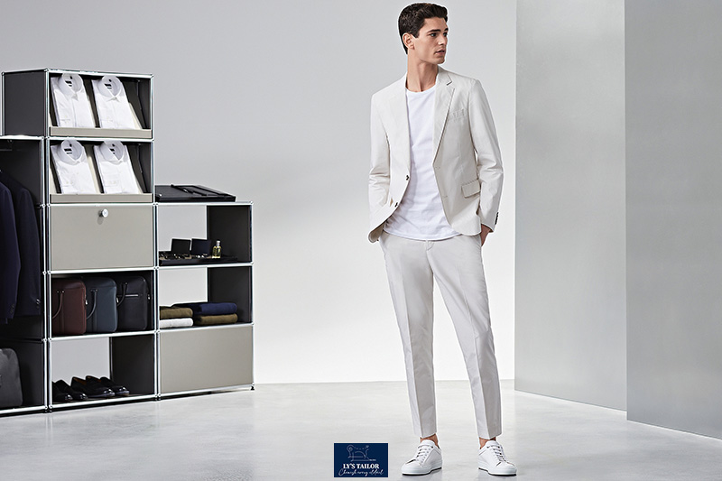 alt="Suit vest oversized phối cùng sneaker phong cách đường phố