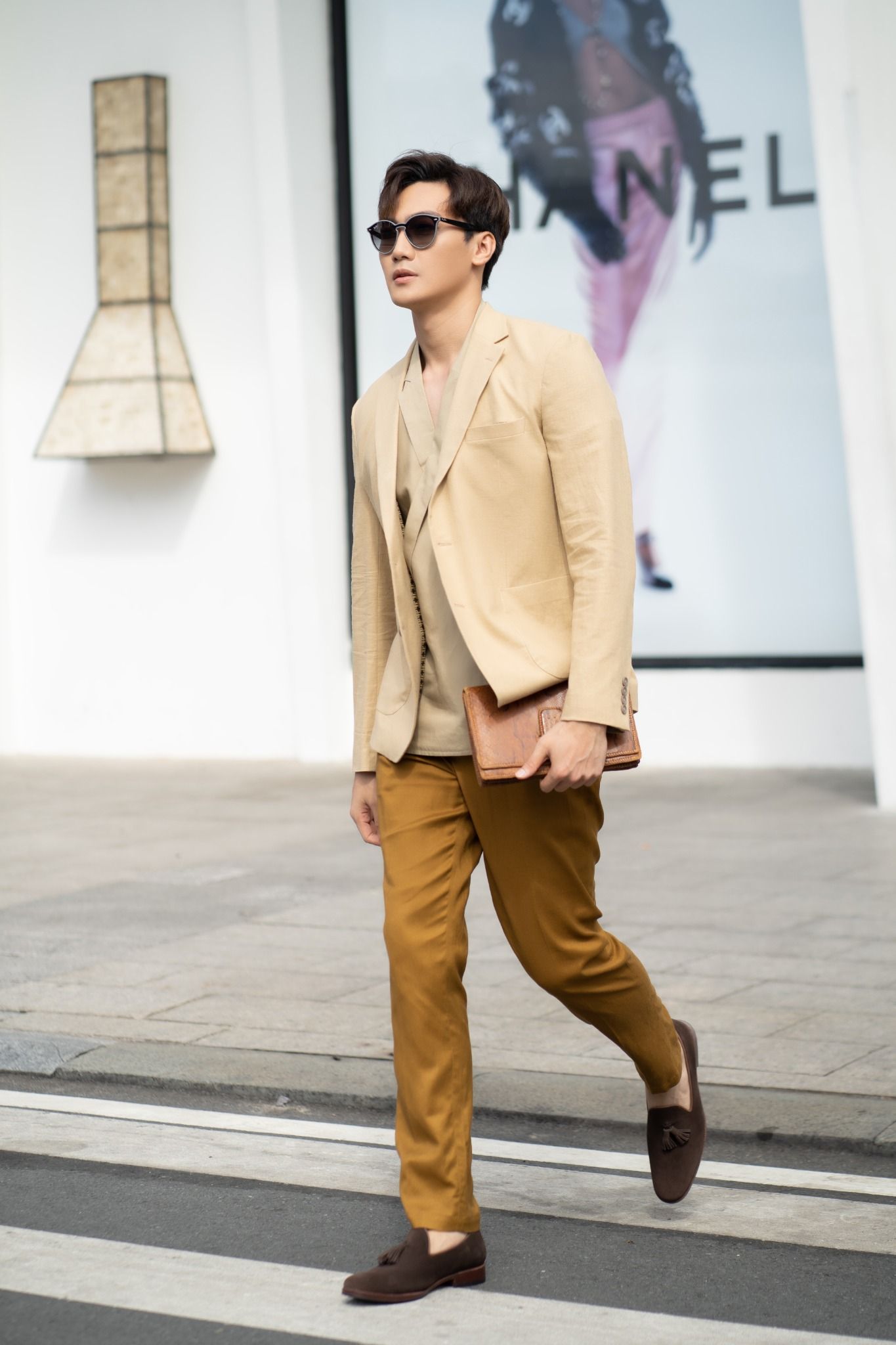 Vest nam linen màu sáng phối phong cách dạo phố mùa hè