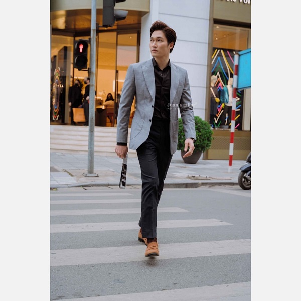 Street style châu Âu với áo vest da nam màu đen cá tính