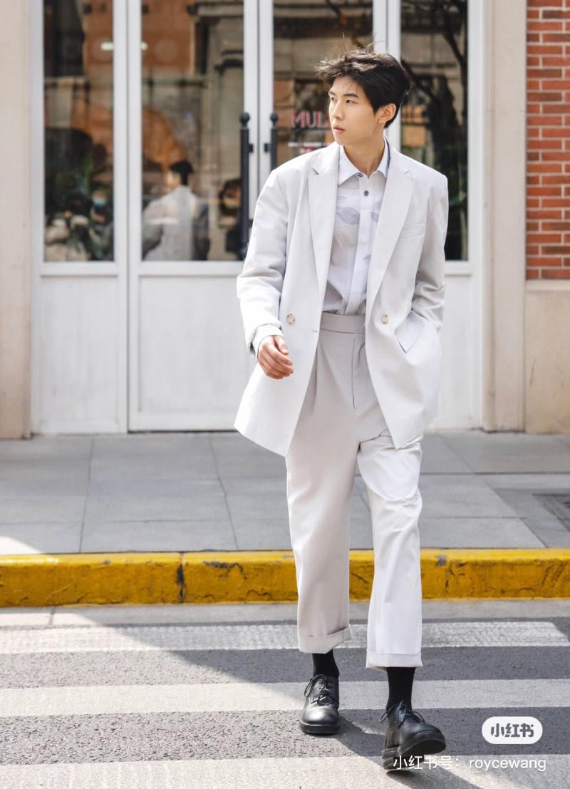Outfit layering áo vest dạ nam với hoodie và sneaker phong cách streetwear