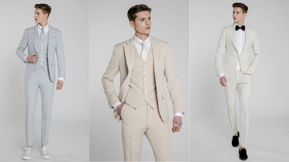 Chú rể mặc vest trắng be trong lễ cưới ngoài trời