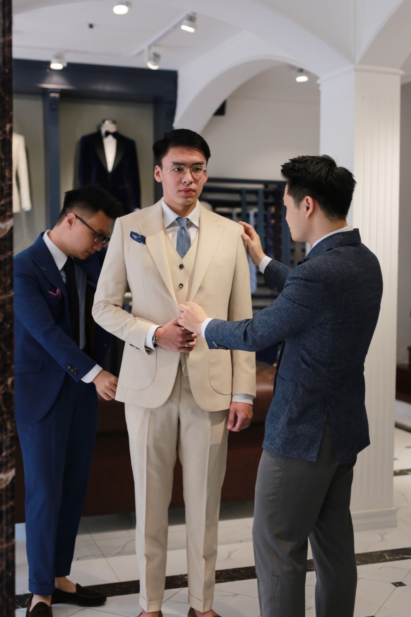 Chú rể diện bộ vest pastel xanh nhạt trong lễ cưới ngoài trời