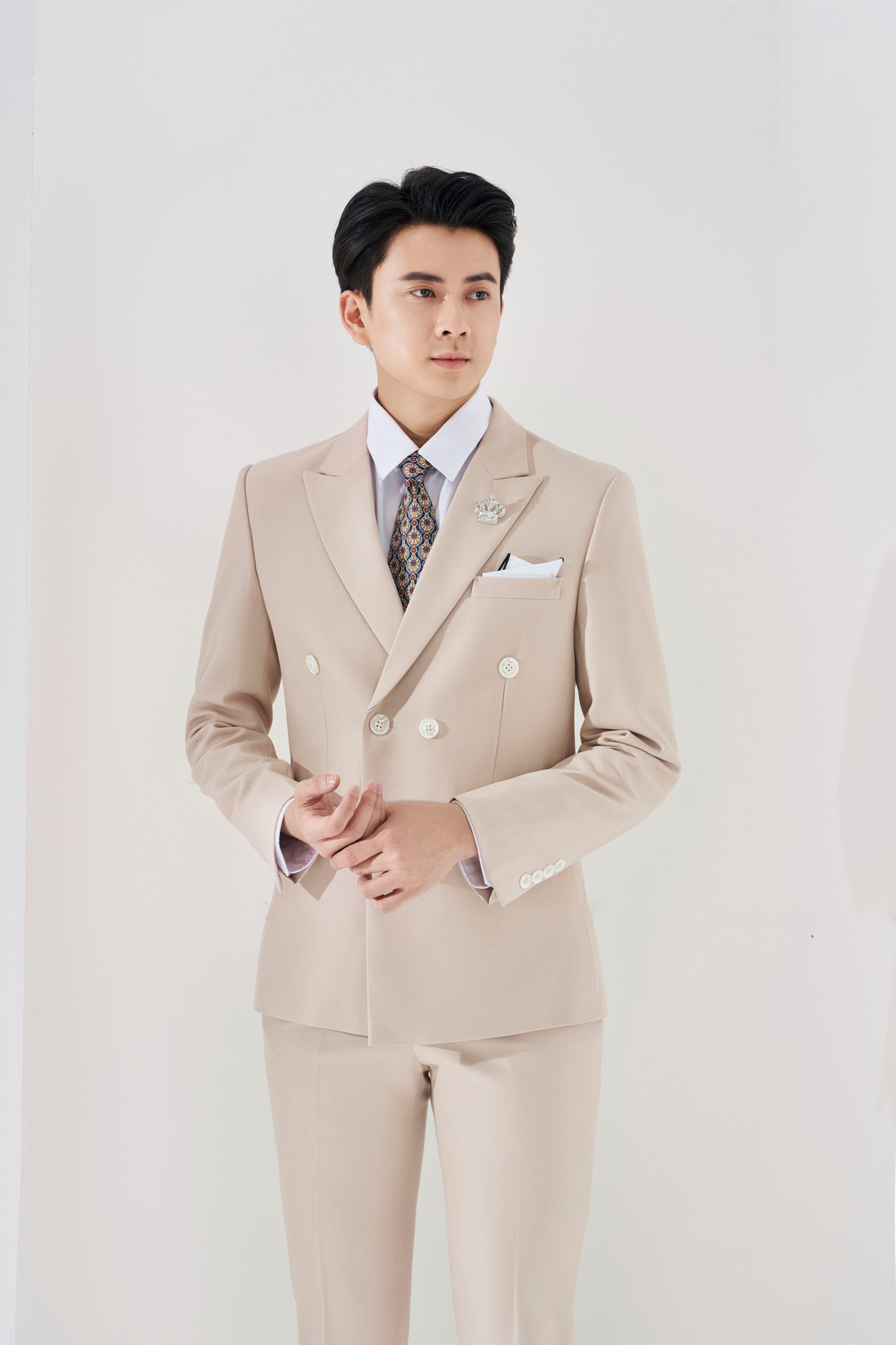 Bộ vest nam sang trọng màu pastel phối áo cổ lọ trắng hiện đại