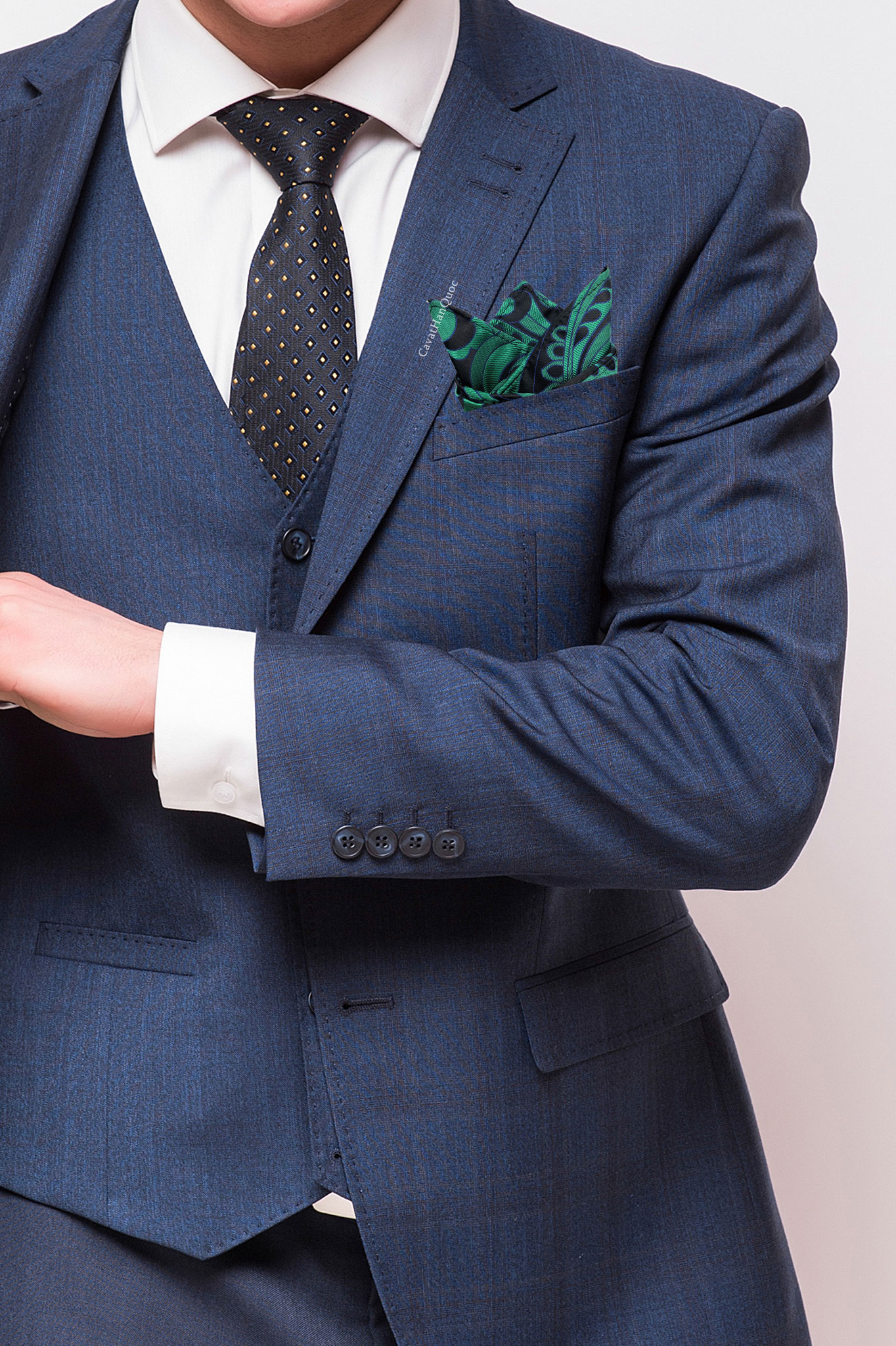 Khăn cài túi lụa pastel phối cùng vest xanh navy