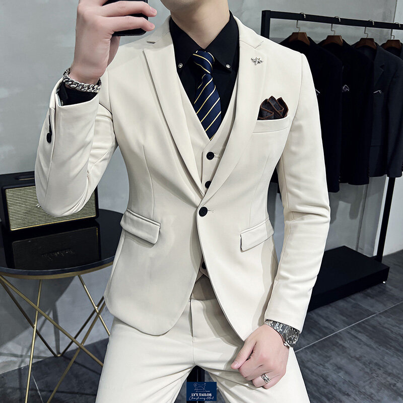 Vest nam linen màu be trẻ trung phối sneaker trắng