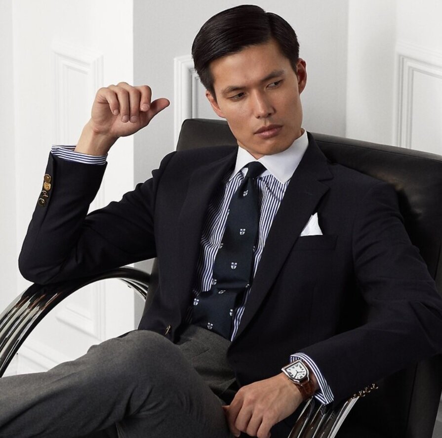 Vest nam navy sang trọng kết hợp pocket square trắng và đồng hồ dây da