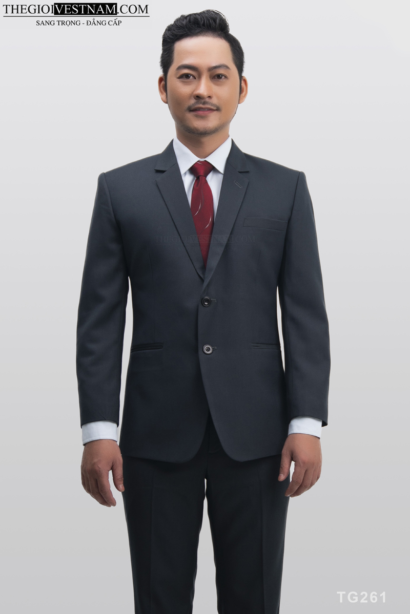 Vest slim fit kẻ caro phối cùng sneaker trắng phong cách street style