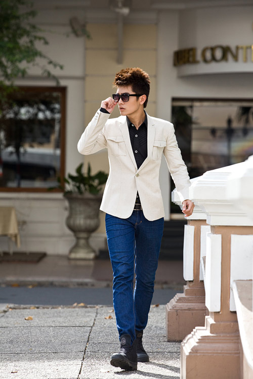 Vest nam phối áo thun trắng và quần jeans trẻ trung 2025