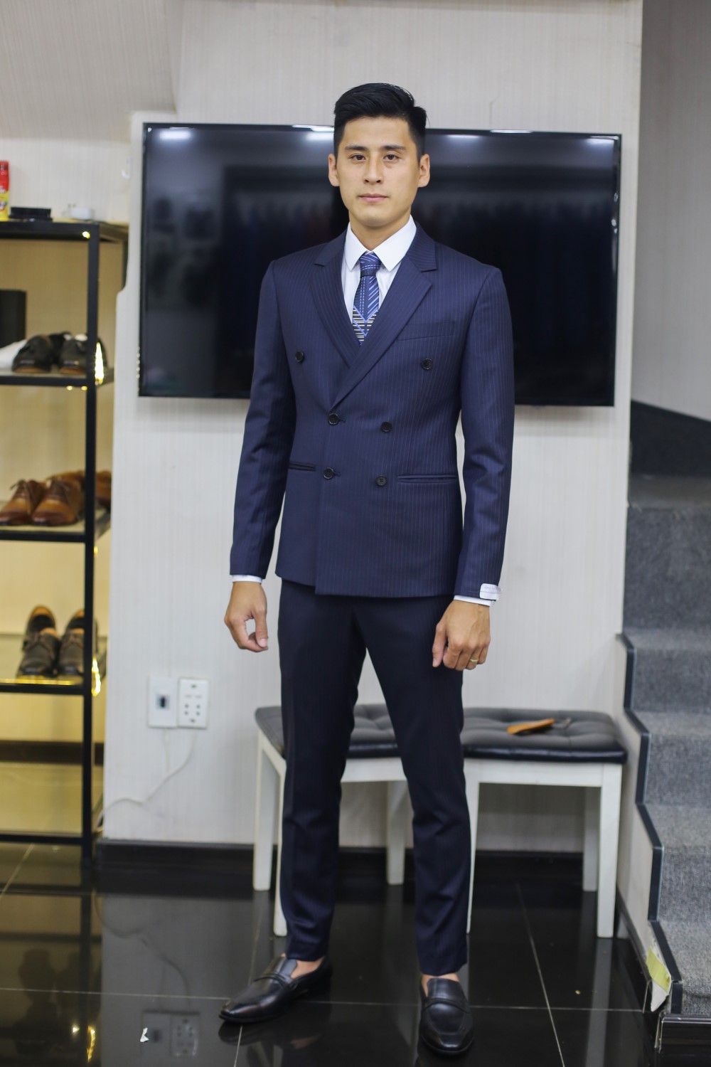 Vest nam slim-fit màu xanh navy trẻ trung phối sơ mi trắng