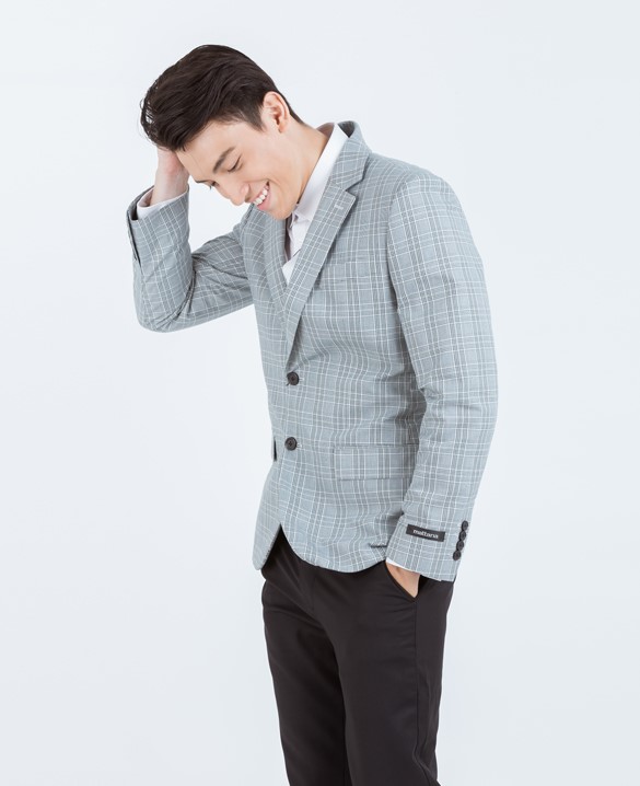 Vest caro trẻ trung mix cùng sneaker trắng phong cách street style
