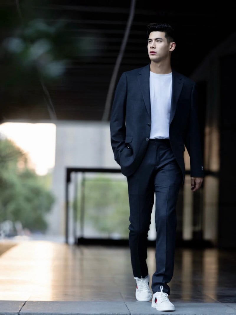 Phối vest navy cùng áo thun trắng và sneaker trẻ trung