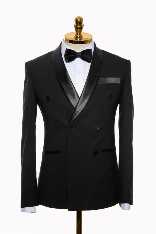 Chú rể diện vest cưới đen cổ điển lịch lãm trong tiệc cưới sang trọng